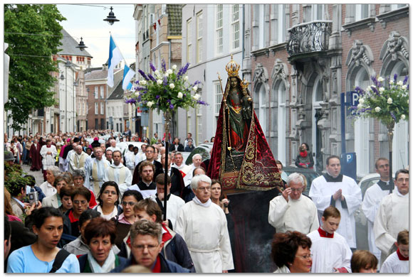 Maria - bidtocht in Den Bosch. Deze wordt iedere tweede zondag van mei gehouden. (foto: katholieknederland.nl)