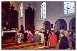 Communieuitreiking in Eucharistieviering waarmee wij onze bijeenkomst beginnen
